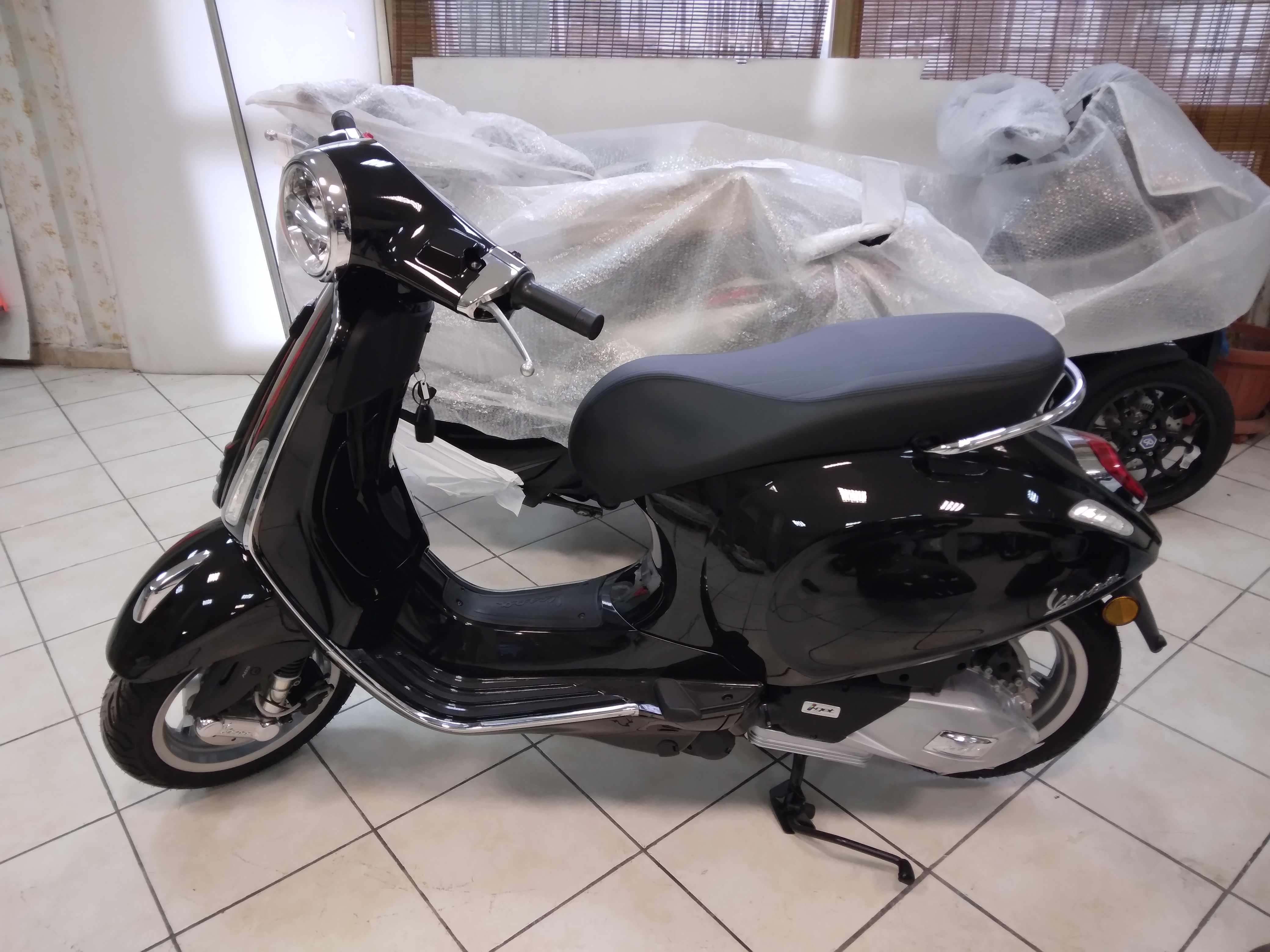 Vespa Primavera 125, nero convinto, 2025, km0
