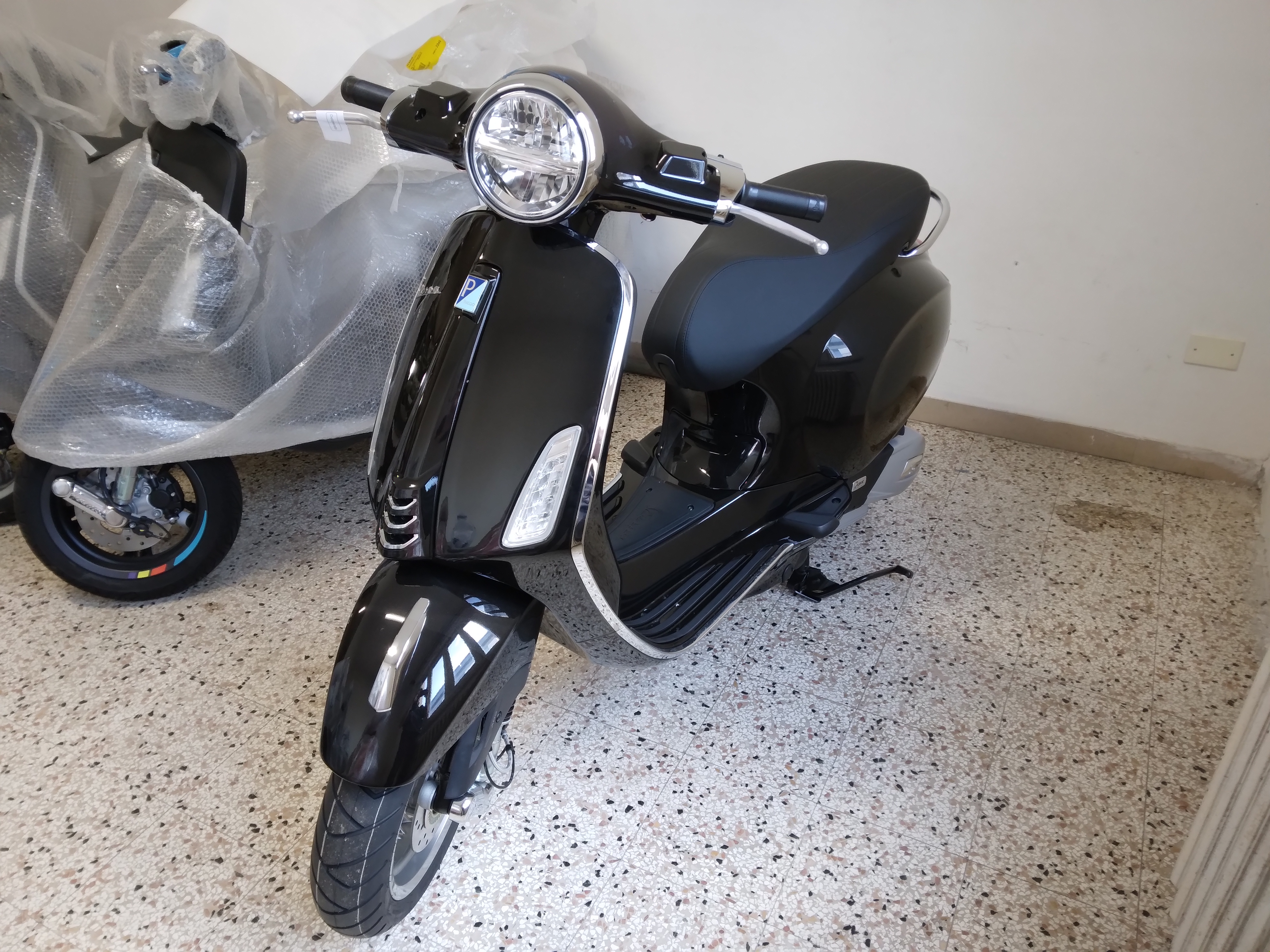 Vespa Primavera 50 2025, km0, nero convinto