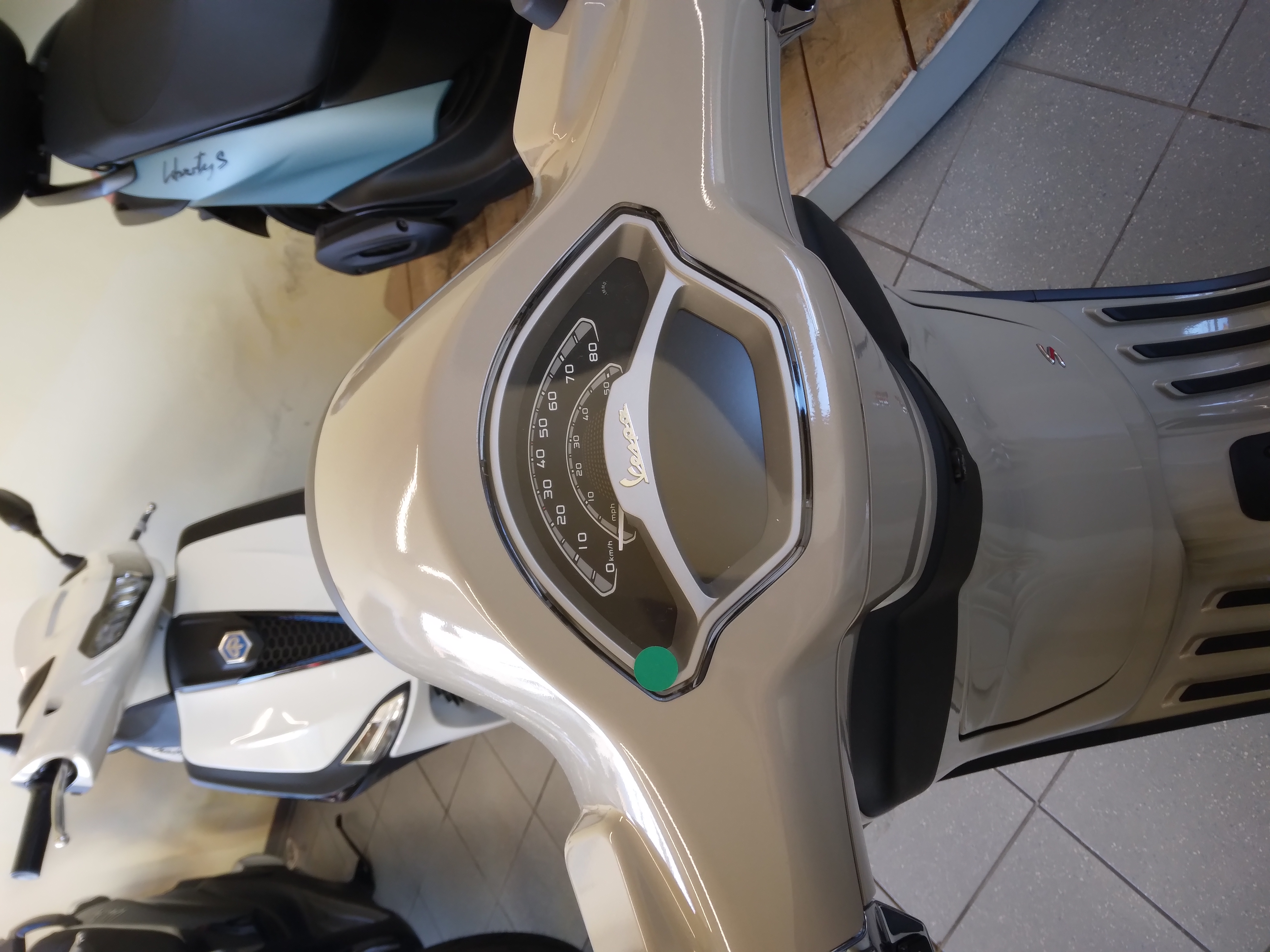 Vespa Primavera 50 S, km0 , beige